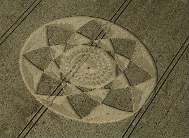 Hackpen Hill (3). near Broad Hinton, Wiltshire. 29th July. Diameter c.110 feet (33.5m) Large eight petalled ‘sunflower’ motif.